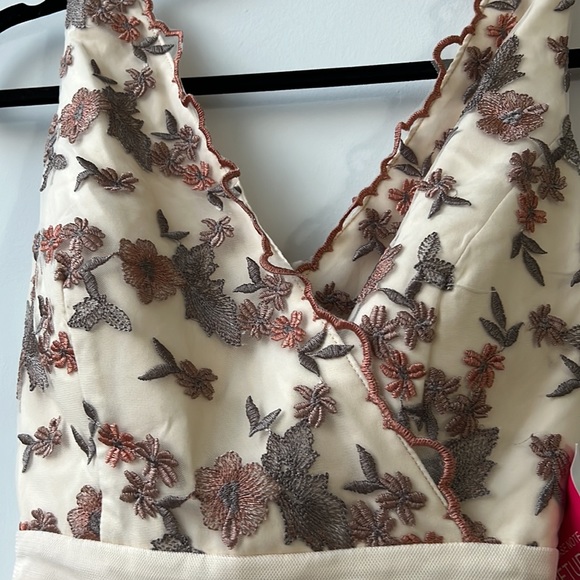 ASOS Petite Floral Midi Dress | Size: 2 | Color: Beige NWT - Picture 9 of 16